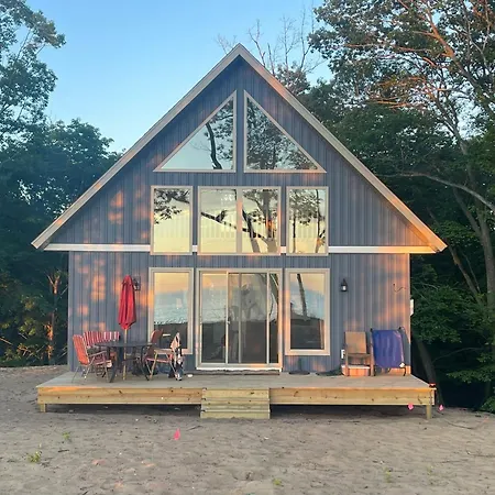 Beautiful Overlooking Shoreline 3Bdr Chalet ➠18396